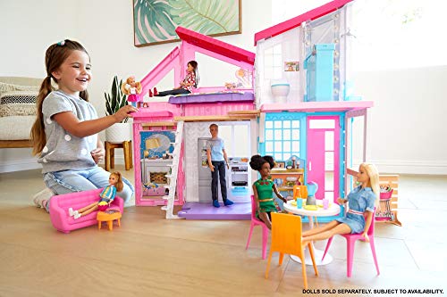 Barbie Casa Malibu, casa de muñecas de dos pisos plegable con muebles y accesorios, regalo para niñas y niños 3-9 años (Mattel FXG57)