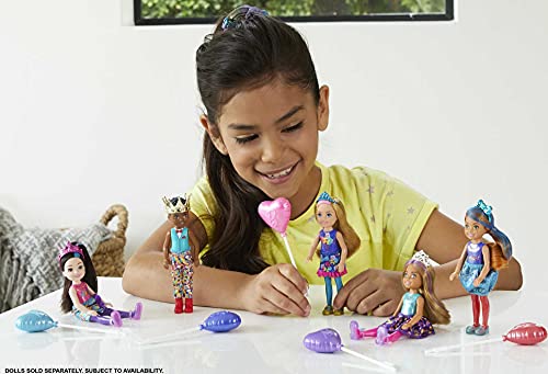 Barbie Chelsea Color Reveal Fiesta, muñeca sorpresa de cumpleaños con accesorios de moda de juguete y globo (Mattel GTT26)