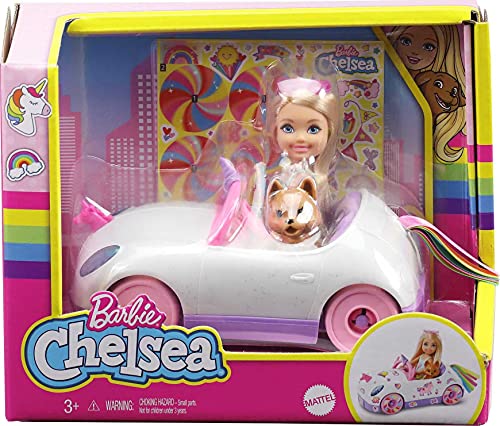 Barbie Chelsea con coche, muñeca con vehículo de juguete, mascota, pegatinas y accesorios de juguete (Mattel GXT41)