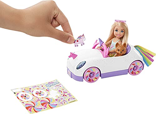 Barbie Chelsea con coche, muñeca con vehículo de juguete, mascota, pegatinas y accesorios de juguete (Mattel GXT41)