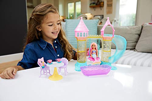 Barbie Chelsea Dreamtopia Castillo de arena, muñeca con accesorios (Mattel FXT20)