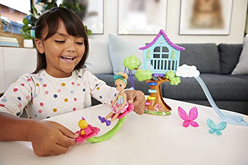 Barbie Chelsea Dreamtopia Muñeca con set de juego cabaña mágica en el árbol con accesorios y mascota de juguete (Mattel GTF49)