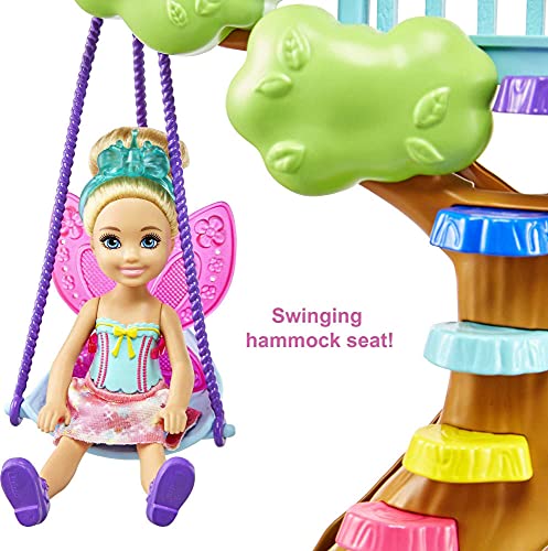 Barbie Chelsea Dreamtopia Muñeca con set de juego cabaña mágica en el árbol con accesorios y mascota de juguete (Mattel GTF49)