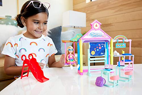 Barbie Chelsea Hora de ir a la escuela Muñeca con accesorios (Mattel GHV80)