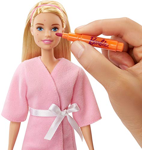 Barbie con su Mascarilla, Playset de Spa, Muñeca con Accesorios (Mattel GJR84)