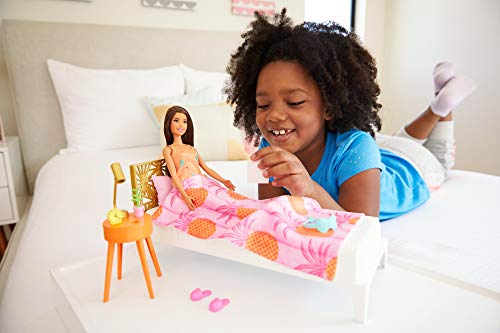 Barbie en casa Muñeca morena con set de juguete de habitación, con cama y accesorios (Mattel GRG86)