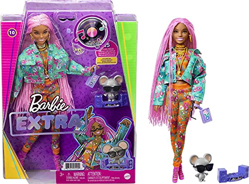 Barbie Extra Muñeca articulada con trenzas rosas y ropa de flores, accesorios de moda y mascota (Mattel GXF09)