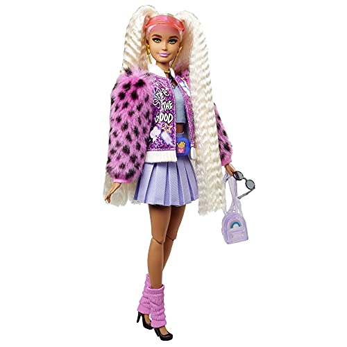 Barbie Extra Muñeca rubia articulada con coletas altas, accesorios de moda y mascota (Mattel GYJ77)