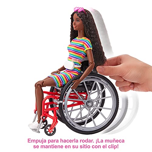 Barbie Fashionista Muñeca afroamericana con silla de ruedas, rampa y accesorios de moda (Mattel GRB94)