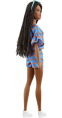 Barbie Fashionista Muñeca afroamericana con trenzas, conjunto de corazones y accesorios de moda de juguete (Mattel GRB63)