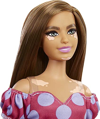 Barbie Fashionista Muñeca curvy vitiligo con vestido de lunares y accesorios de moda de juguete (Mattel GRB62)