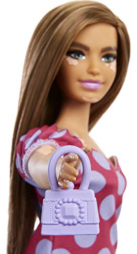 Barbie Fashionista Muñeca curvy vitiligo con vestido de lunares y accesorios de moda de juguete (Mattel GRB62)