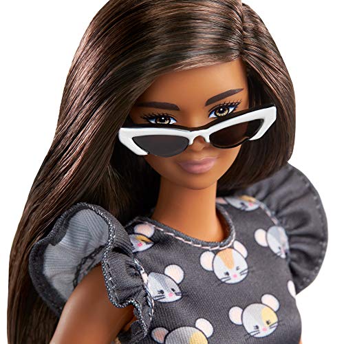 Barbie Fashionista Muñeca morena con vestido estampado de ratones y accesorios de moda de juguete (Mattel GYB01)