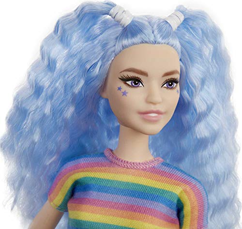 Barbie Fashionista Muñeca pelo violeta con top arcoiris, falda vaquera y accesorios de moda de juguete (Mattel GRB61)