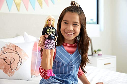 Barbie Fashionista Muñeca rubia con camiseta rock, falda de guepardo y accesorios de moda (Mattel GRB47)