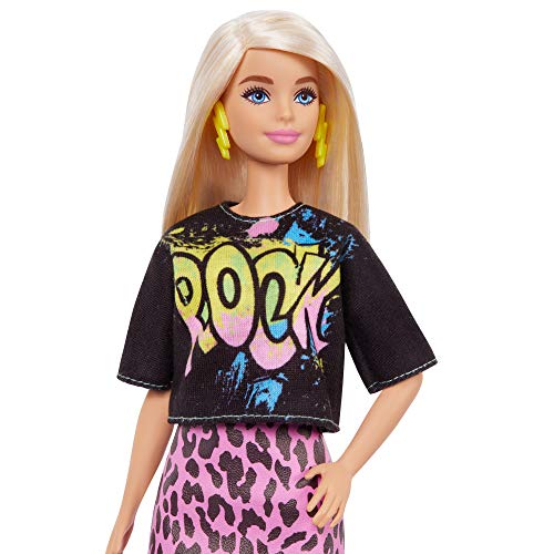 Barbie Fashionista Muñeca rubia con camiseta rock, falda de guepardo y accesorios de moda (Mattel GRB47)