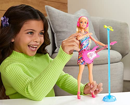 Barbie Grandes sueños en la gran ciudad Muñeca Malibú cantante con guitarra y accesorios de juguete (Mattel GYJ21)