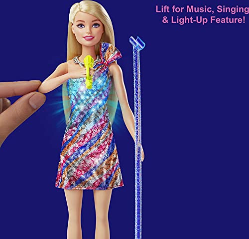 Barbie Grandes sueños en la gran ciudad Muñeca Malibú cantante con guitarra y accesorios de juguete (Mattel GYJ21)