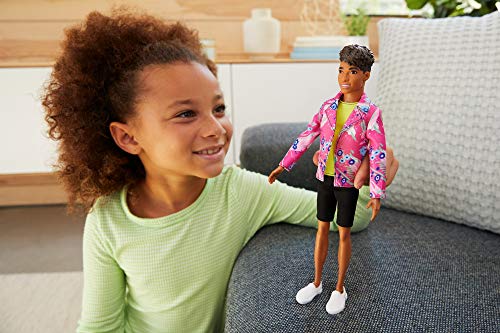 Barbie Ken 60 Aniversario Muñeco afroamericano con chaqueta rosa a la moda, regalo para niñas y niños +3 años (Mattel GRB44)