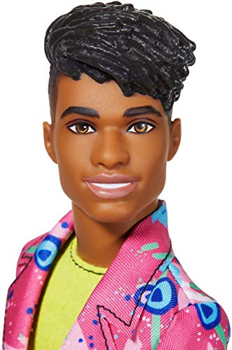 Barbie Ken 60 Aniversario Muñeco afroamericano con chaqueta rosa a la moda, regalo para niñas y niños +3 años (Mattel GRB44)