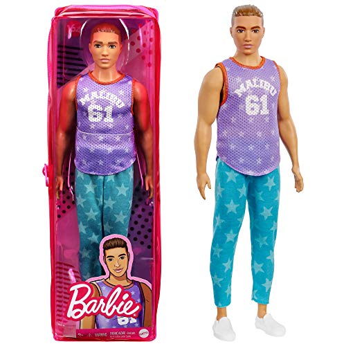 Barbie Ken Fashionista Muñeco moreno con pantalones y camiseta Malibu, moda estrellas (Mattel GRB89)