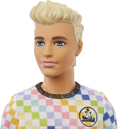 Barbie Ken Fashionista Muñeco rubio con camiseta a cuadros de colores y accesorios de moda de juguete (Mattel GRB90)