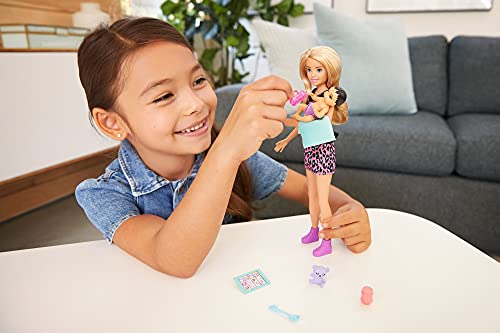 Barbie Muñeca niñera con leggings, con bebé de juguete y accesorios para su cuidado (Mattel GRP13)