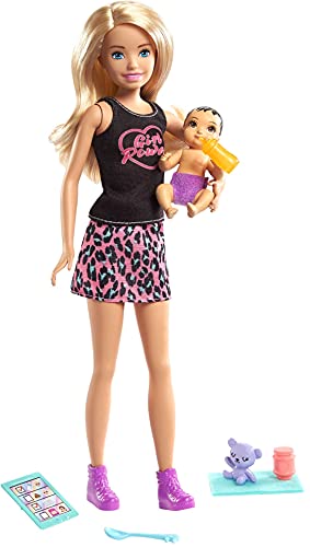 Barbie Muñeca niñera con leggings, con bebé de juguete y accesorios para su cuidado (Mattel GRP13)