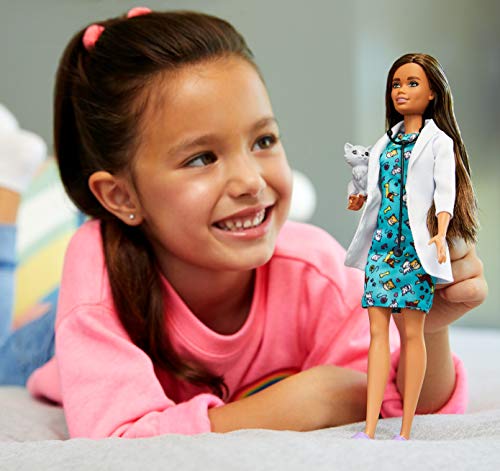 Barbie Quiero Ser muñeca veterinaria morena con bata médica, y gatito como paciente (Mattel GJL63)