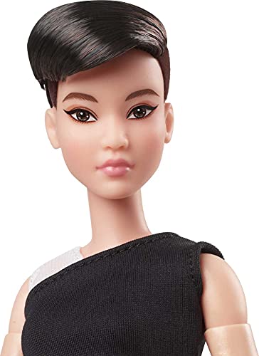 Barbie Signature, muñeca pelo corto con accesorios de moda de juguete (Mattel GXB29)