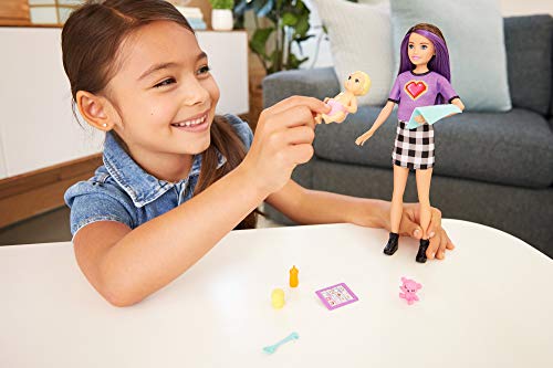 Barbie Skipper Muñeca niñera con falda, con bebé de juguete y accesorios para su cuidado (Mattel GRP11)