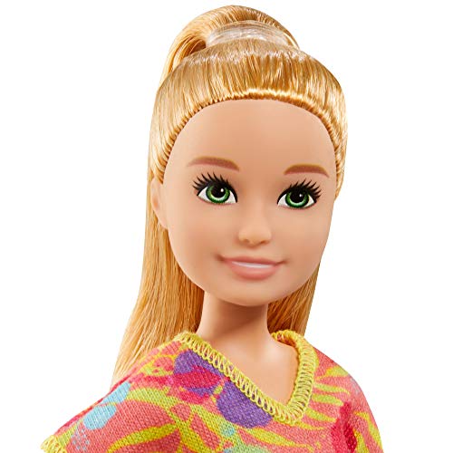 Barbie Stacie Muñeca Morena con Maleta, bañador, Perrito Mascota y Accesorios de Viaje, Regalo para niñas y niños +3 años (Mattel GRT89)