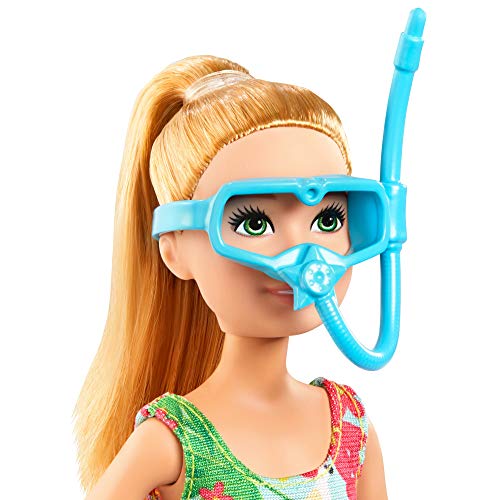 Barbie Stacie Muñeca Morena con Maleta, bañador, Perrito Mascota y Accesorios de Viaje, Regalo para niñas y niños +3 años (Mattel GRT89)