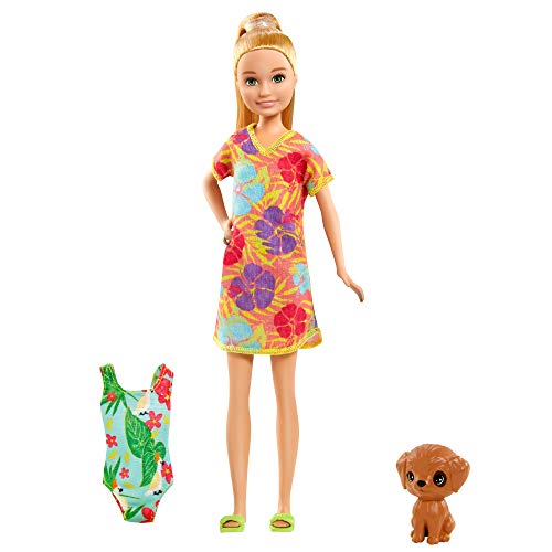 Barbie Stacie Muñeca Morena con Maleta, bañador, Perrito Mascota y Accesorios de Viaje, Regalo para niñas y niños +3 años (Mattel GRT89)