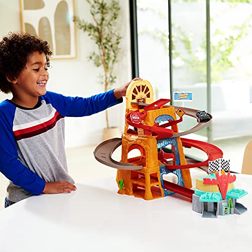 Cars Radiador Springs Pista de carreras de coches de juguete, incluye 2 vehículos personaje, regalo para niños +3 años (Mattel GTK90)