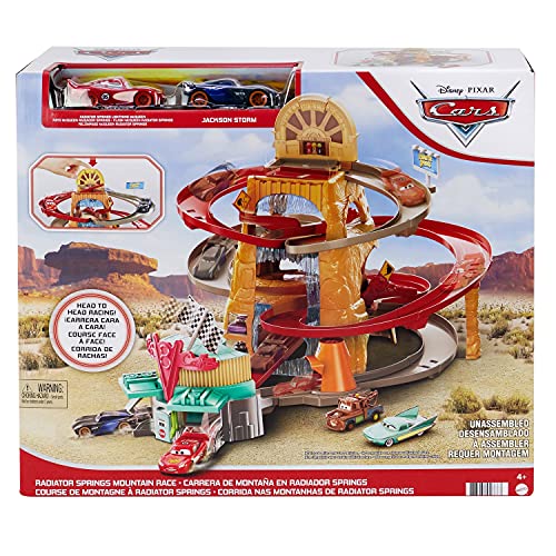 Cars Radiador Springs Pista de carreras de coches de juguete, incluye 2 vehículos personaje, regalo para niños +3 años (Mattel GTK90)