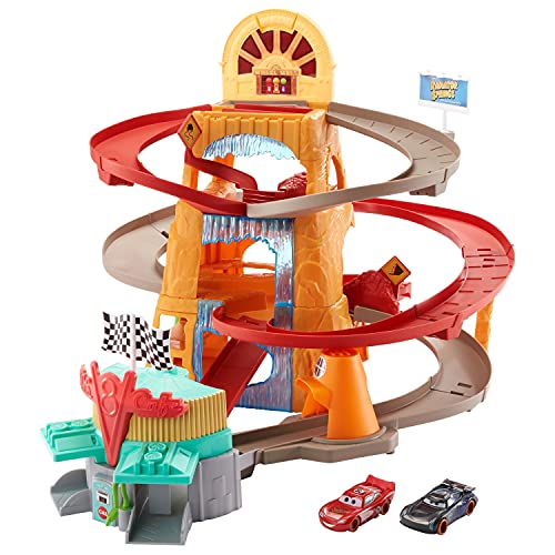 Cars Radiador Springs Pista de carreras de coches de juguete, incluye 2 vehículos personaje, regalo para niños +3 años (Mattel GTK90)