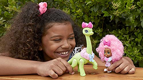 Cave Club Bebé con dinosaurio, muñeca pelo rosa con mascota y accesorios, juguete para niñas y niños +4 años (Mattel GXP23)