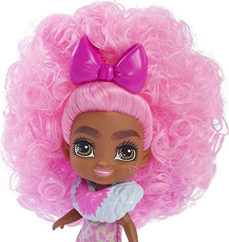 Cave Club Bebé con dinosaurio, muñeca pelo rosa con mascota y accesorios, juguete para niñas y niños +4 años (Mattel GXP23)