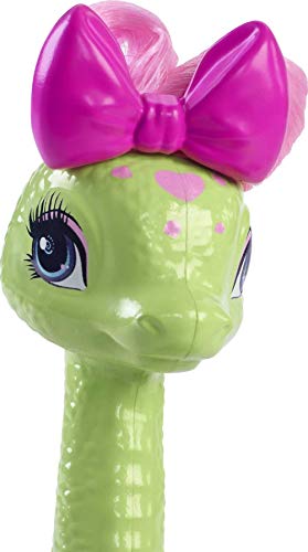 Cave Club Bebé con dinosaurio, muñeca pelo rosa con mascota y accesorios, juguete para niñas y niños +4 años (Mattel GXP23)