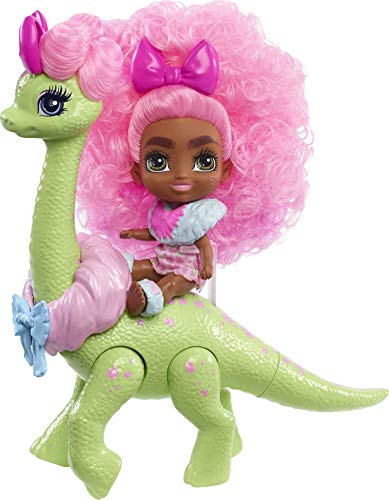 Cave Club Bebé con dinosaurio, muñeca pelo rosa con mascota y accesorios, juguete para niñas y niños +4 años (Mattel GXP23)