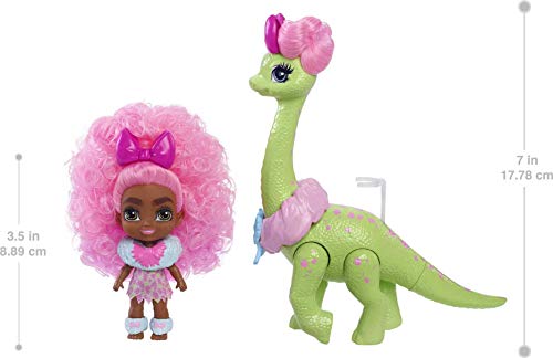 Cave Club Bebé con dinosaurio, muñeca pelo rosa con mascota y accesorios, juguete para niñas y niños +4 años (Mattel GXP23)