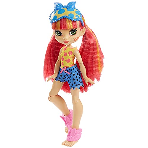 Cave Club Emberly Fiesta de Pijamas Muñeca con moda para dormir y accesorios de juguete (Mattel GTH01)