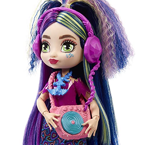 Cave Club Lumina, muñeca con accesorios de juguete para el pelo y de moda, incluye mascota (Mattel GXM14)