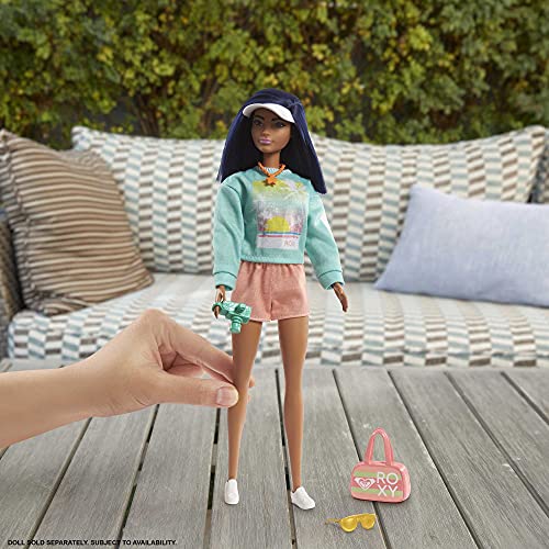 CDU Barbie Pack de Moda Licencia Roxy: Jersey y Shorts, Ropa de muñeca (Mattel GRD59)