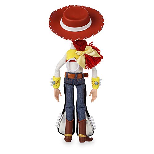 Disney Store: Jessie, Figura de acción de Toy Story con Voz e interactiva, 35 cm, más de 10 Sonidos y Frases en inglés, interactúa con Otras Figuras y Juguetes, Sombrero extraíble, Mayores de 3 años