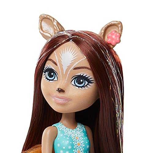 Enchantimals, Muñeca con mascota Sharlotte Squirrel y Nutsy en la nieve (Mattel GNP16)