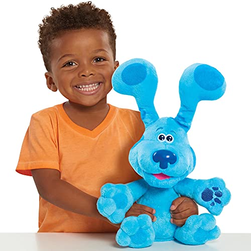 Famosa – Las Pistas de Blue y Tú, Peek-A-Boo Plush Blue, peluche de 25 cm interactivo del perro protagonista de la serie, juego del cucú tras, mueve las orejas, tiene sonido y ladra (BLU02100)