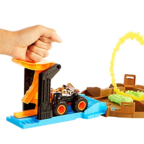 Hot Wheels Monster Trucks Roda de acrobacias, pista de carros de brincar com 2 veículos (Mattel GVK48)