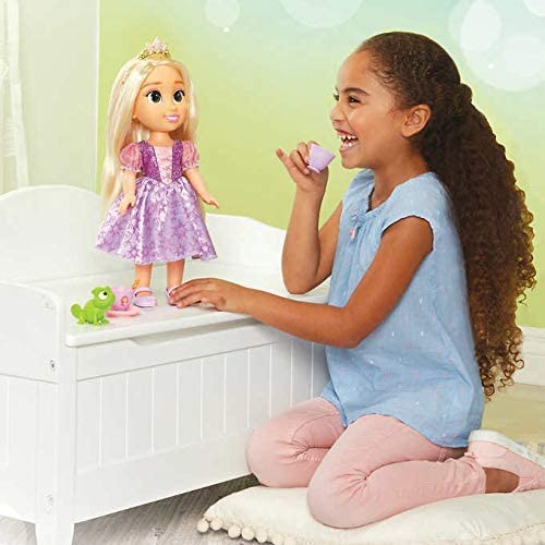 Jakks Pacific Disney Princesa Rapunzel Nuevo Modelo Ojos Brillantes 35cm y Set de Té con Pascal